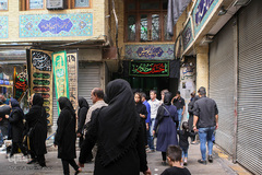 آیین سنتی نخل گردانی و عزاداری ظهر عاشورا در تکیه بزرگ تجریش