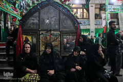 آیین سنتی نخل گردانی و عزاداری ظهر عاشورا در تکیه بزرگ تجریش