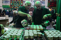 آیین سنتی نخل گردانی و عزاداری ظهر عاشورا در تکیه بزرگ تجریش