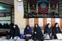 آیین سنتی نخل گردانی و عزاداری ظهر عاشورا در تکیه بزرگ تجریش