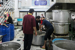 آیین سنتی نخل گردانی و عزاداری ظهر عاشورا در تکیه بزرگ تجریش