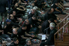 آیین سنتی نخل گردانی و عزاداری ظهر عاشورا در تکیه بزرگ تجریش