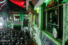 آیین سنتی نخل گردانی و عزاداری ظهر عاشورا در تکیه بزرگ تجریش