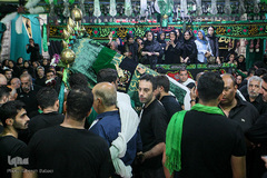 آیین سنتی نخل گردانی و عزاداری ظهر عاشورا در تکیه بزرگ تجریش