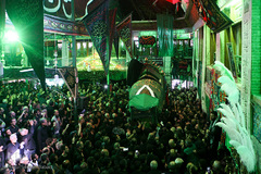 آیین سنتی نخل گردانی و عزاداری ظهر عاشورا در تکیه بزرگ تجریش