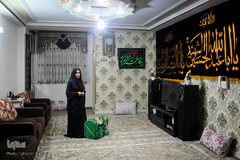 سعیده محمدی ۳ سال است مراسم عزاداری امام حسین(ع) را در ایام محرم درخانه خود برگزار می‌کند.