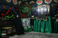 شرقیه فرحناز درآبادی ۳۰ سال است که مراسم روضه در ایام محرم را درخانه خود برگزار می‌کند.