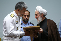 از راست حجت‌الاسلام والمسلمین صدیقی، امام جمعه موقت تهران و امیردریادار حبیب‌الله سیاری در اختتامیه مرحله نهایی مسابقات قرآن ارتش