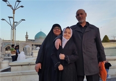 عبدالواحد سعیدی‌زاده به همراه همسرش و فرزند شهید سعیدی‌زاده