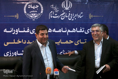 از راست سیدحمیدرضا طیبی، رئیس جهاددانشگاهی و محمد مخبر، رئیس ستاد اجرایی فرمان حضرت امام(ره)