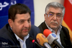 از راست سیدحمیدرضا طیبی، رئیس جهاددانشگاهی و محمد مخبر، رئیس ستاد اجرایی فرمان حضرت امام(ره)