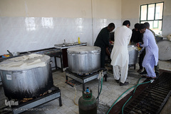 توزیع 5000هزار غذای نذری هم نمک در اربعین منطقه محروم جازموریان