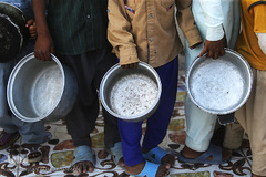 توزیع 5000هزار غذای نذری هم نمک در اربعین منطقه محروم جازموریان