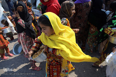 توزیع 5000هزار غذای نذری هم نمک در اربعین منطقه محروم جازموریان