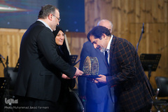 تقدیر از سیدحسام‌الدین سراج، خواننده موسیقی ایرانی در مراسم اختتامیه آیین ملی «چله عشق»