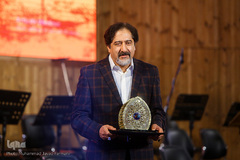 تقدیر از سیدحسام‌الدین سراج، خواننده موسیقی ایرانی در مراسم اختتامیه آیین ملی «چله عشق»
