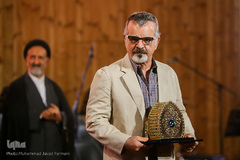 تقدیر از مهدی فخیم‌زاده، کارگردان و بازیگر در مراسم اختتامیه آیین ملی «چله عشق»