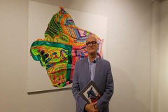 مدیر گالری «استالووا» در کنار روسری‌های رنگی