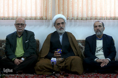 حضور جمعی از جامعه قرآنی در منزل مرحوم استاد عباس رنجبر، پیشکسوت قرآنی