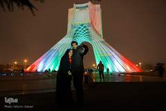 نور افشانی میدان آزادی به مناسبت سالروز پیروزی انقلاب اسلامی