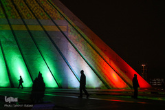 نور افشانی میدان آزادی به مناسبت سالروز پیروزی انقلاب اسلامی