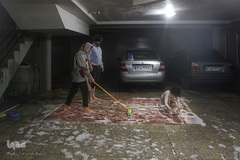 فخرالدین سیفی، شاغل در صنایع پتروشیمی است و به دلیل شیوع  بیماری کرونا زودتر به خانه باز می‌گردد.
او به خانواده در خانه تکانی شب عید کمک می‌کند.