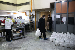 توزیع غذای حضرتی آستان مقدس حضرت عبدالظیم حسنی(ع) میان بیماران کرونایی بستری در بیمارستان فیروزآبادی شهر ری