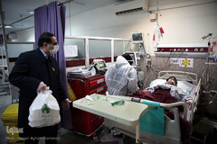 توزیع غذای حضرتی آستان مقدس حضرت عبدالظیم حسنی(ع) میان بیماران کرونایی بستری در بیمارستان فیروزآبادی شهر ری