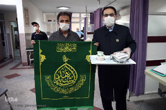 توزیع غذای حضرتی آستان مقدس حضرت عبدالظیم حسنی(ع) میان بیماران کرونایی بستری در بیمارستان فیروزآبادی شهر ری