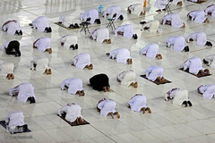 اقامه نماز در کنار کعبه با حفظ فاصله اجتماعی