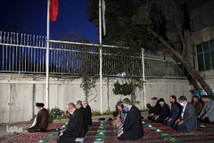 اقامه نماز جماعت شرکت کنندگان در پایان مراسم هفدهمین سالروز تأسیس خبرگزاری بین المللی قرآن (ایکنا)