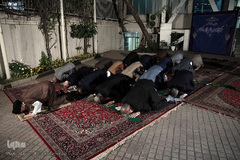 اقامه نماز جماعت شرکت کنندگان در پایان مراسم هفدهمین سالروز تأسیس خبرگزاری بین المللی قرآن (ایکنا)