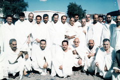 دکترعلی شریعتی درکنار آیت الله مطهری وبرخی اعضای کاروان حسینیه ارشاد در سفر حج

