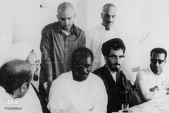 1349.مدینه، علی شریعتی به اتفاق شهید آیت الله مطهری در حال گفت وگو با یکی ازاندیشمندان اسلامی آفریقا.درتصویر سیدهادی خسروشاهی وشیخ عبدالله الخنیزی دیده می شوند

