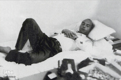 1349.مدینه، علی شریعتی درحال استراحت در حاشیه سفر حج

