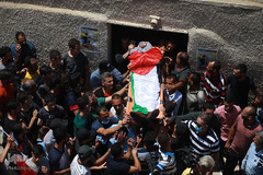 یورش نظامیان صهیونیست به مراسم تشییع پیکر شهید «ابراهیم مصطفی ابویعقوب» در شهرک «کفل حارس» کرانه باختری رود اردن