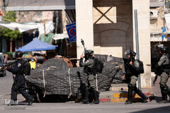 یورش نظامیان صهیونیست به مراسم تشییع پیکر شهید «ابراهیم مصطفی ابویعقوب» در شهرک «کفل حارس» کرانه باختری رود اردن