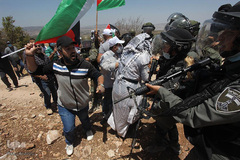 یورش نظامیان صهیونیست به تظاهرات فلسطینیان علیه شهرک‌سازی در شهرک «عصیره» استان نابلس کرانه باختری 