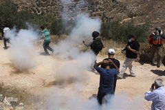 یورش نظامیان صهیونیست به تظاهرات فلسطینیان علیه شهرک‌سازی در شهرک «عصیره» استان نابلس کرانه باختری 