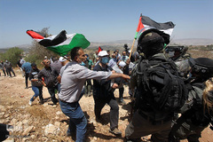 یورش نظامیان صهیونیست به تظاهرات فلسطینیان علیه شهرک‌سازی در شهرک «عصیره» استان نابلس کرانه باختری 