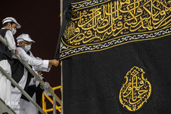 مسجدالحرام در نخستین روز آغاز مناسک حج امسال، شامگاه گذشته شاهد تعویض پرده مقدس کعبه بود.