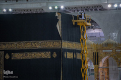 مسجدالحرام در نخستین روز آغاز مناسک حج امسال، شامگاه گذشته شاهد تعویض پرده مقدس کعبه بود.