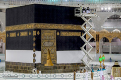 مسجدالحرام در نخستین روز آغاز مناسک حج امسال، شامگاه گذشته شاهد تعویض پرده مقدس کعبه بود.