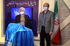 مراسم رونمایی از کپسول «دتوکسین» اولین داروی گیاهی ترک اعتیاد در ایران که به همت محققان پژوهشکده گیاهان دارویی جهاددانشگاهی تولید شده است.