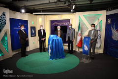 مراسم رونمایی از کپسول «دتوکسین» اولین داروی گیاهی ترک اعتیاد در ایران که به همت محققان پژوهشکده گیاهان دارویی جهاددانشگاهی تولید شده است.