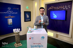 رضا غفارزادگان، رئیس پژوهشکده گیاهان دارویی جهاددانشگاهی در مراسم رونمایی از کپسول دتوکسین، اولین داروی گیاهی ترک اعتیاد تولید شده توسط محققان این پژوهشکده