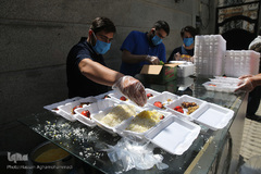 توزیع ۲۰۰۰پرس غذای گرم میان خانواده های محروم و حاشیه نشین تهران و ورامین توسط موسسه خیریه شهدای مدافع حرم استان تهران