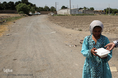 توزیع ۲۰۰۰پرس غذای گرم میان خانواده های محروم و حاشیه نشین تهران و ورامین توسط موسسه خیریه شهدای مدافع حرم استان تهران