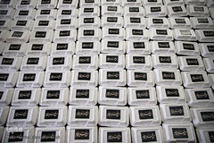 توزیع ۲۰۰۰پرس غذای گرم میان خانواده های محروم و حاشیه نشین تهران و ورامین توسط موسسه خیریه شهدای مدافع حرم استان تهران