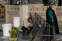 تعویض پرچم گنبد حرم رضوی در آغاز ماه محرم